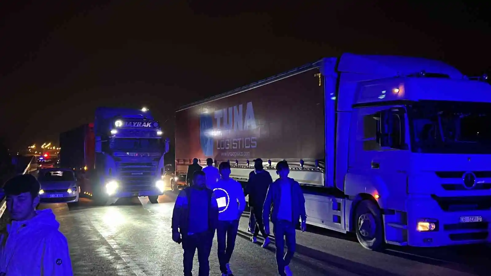 Bariyerlere çarpan otomobilin sürücüsü yol kenarına savruldu, 1’i ağır, 3 kişi yaralandı
