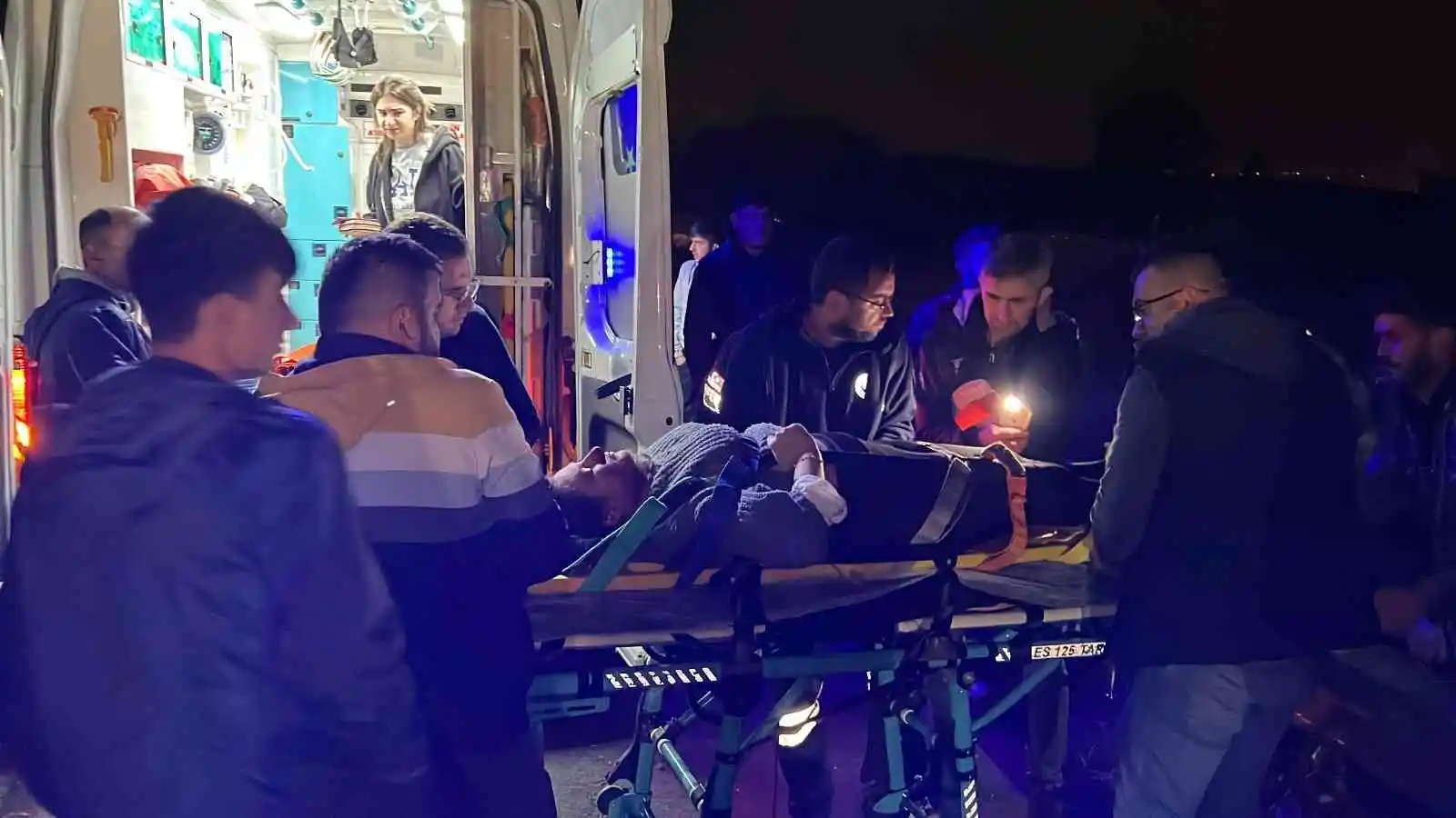 Bariyerlere çarpan otomobilin sürücüsü yol kenarına savruldu, 1’i ağır, 3 kişi yaralandı
