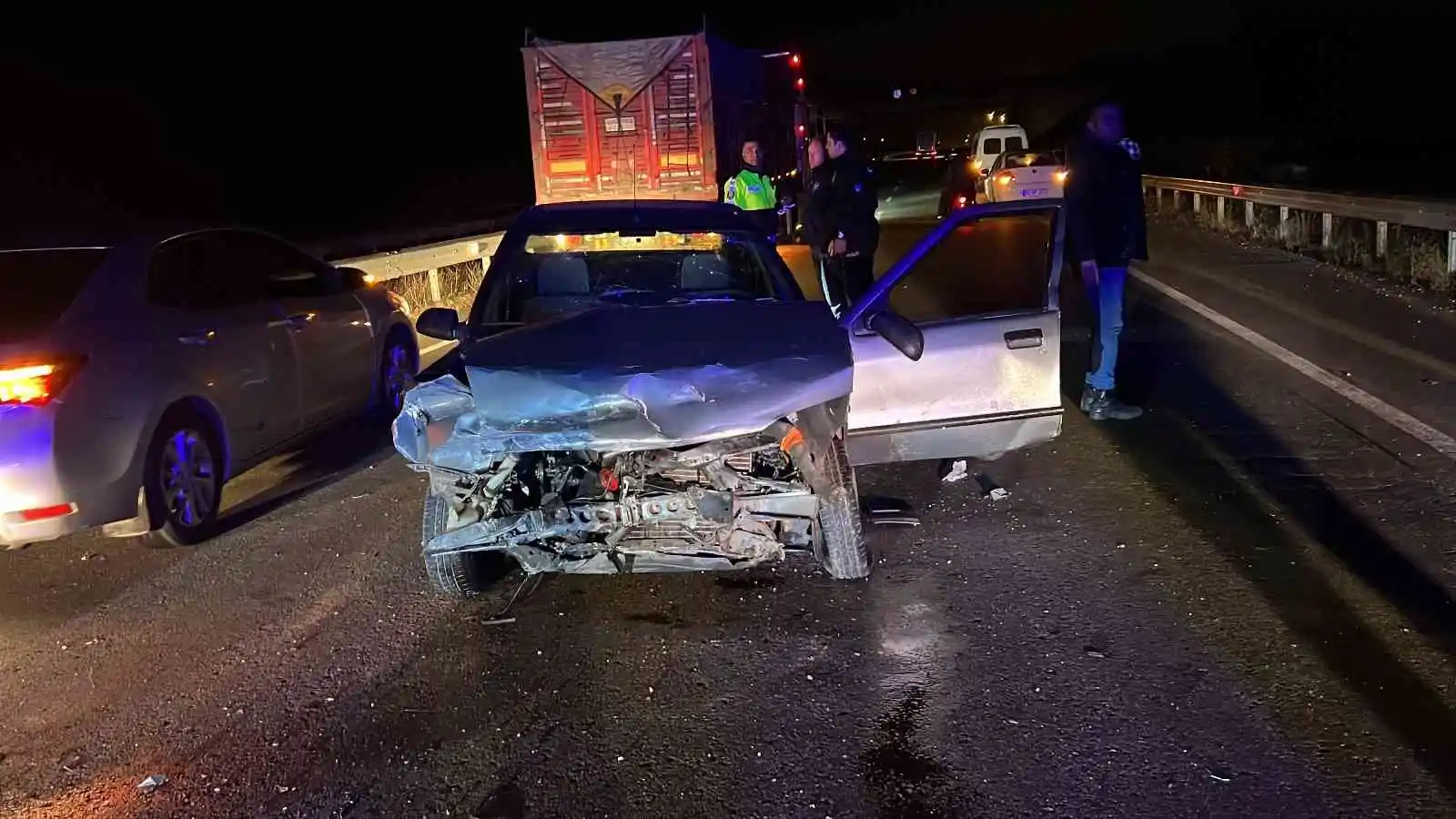 Bariyerlere çarpan otomobilin sürücüsü yol kenarına savruldu, 1’i ağır, 3 kişi yaralandı
