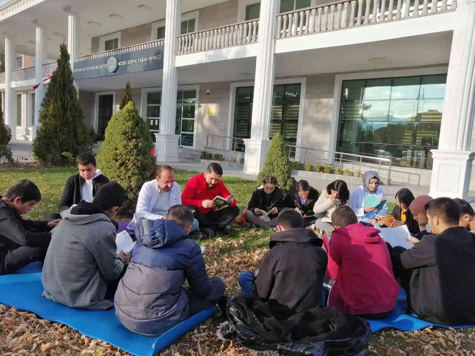 Başkan Büyükkılıç imkan sağlıyor, gençler okuyor
