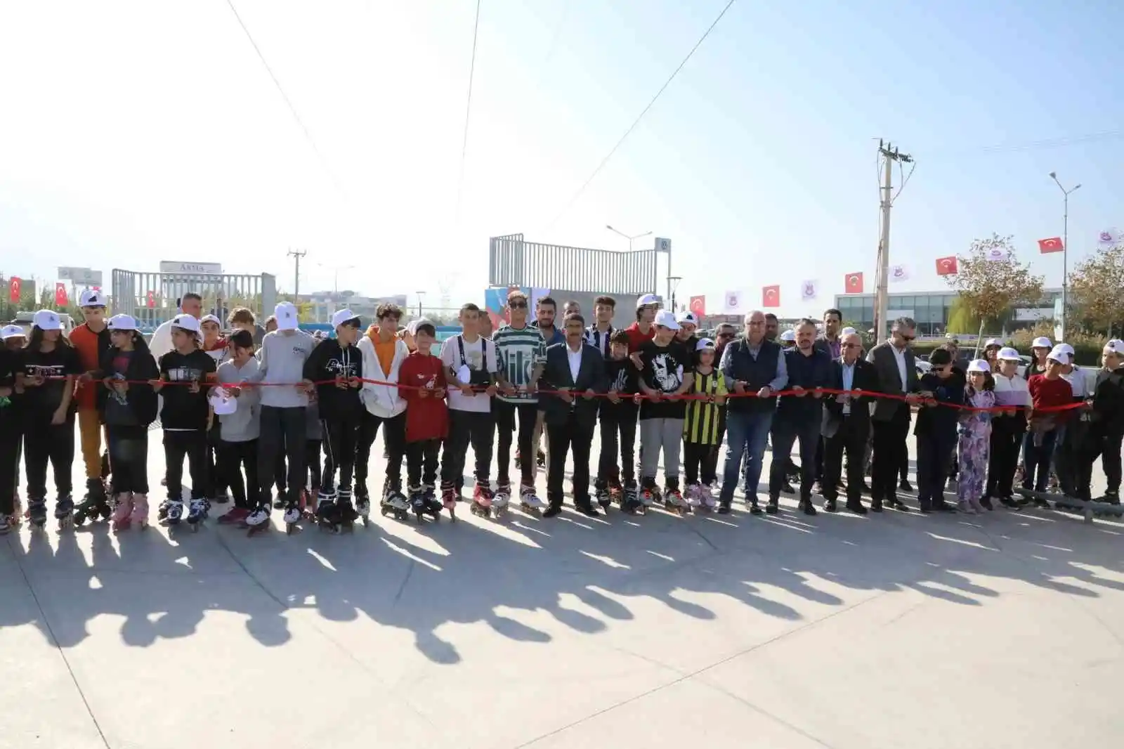 Başkan Çelik gençler için yapılan parkı gençlerle birlikte açtı