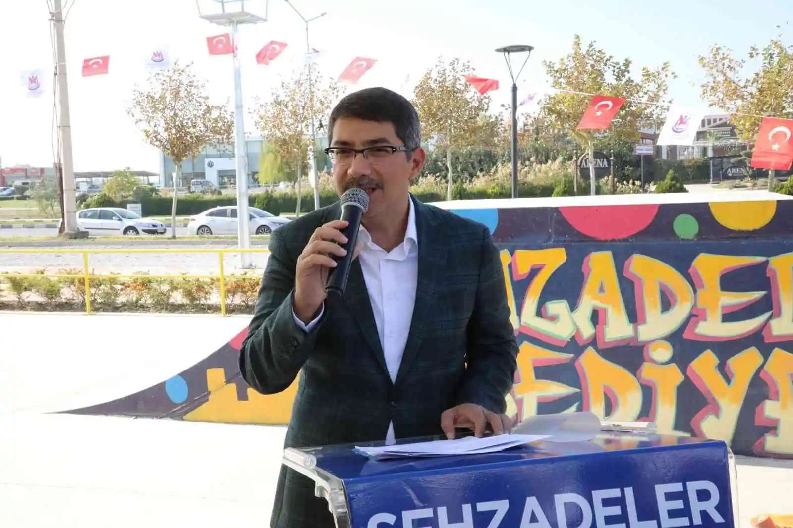 Başkan Çelik gençler için yapılan parkı gençlerle birlikte açtı