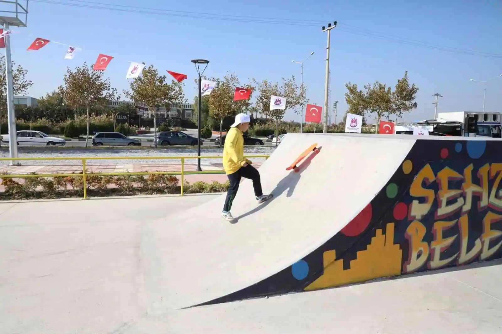 Başkan Çelik gençler için yapılan parkı gençlerle birlikte açtı