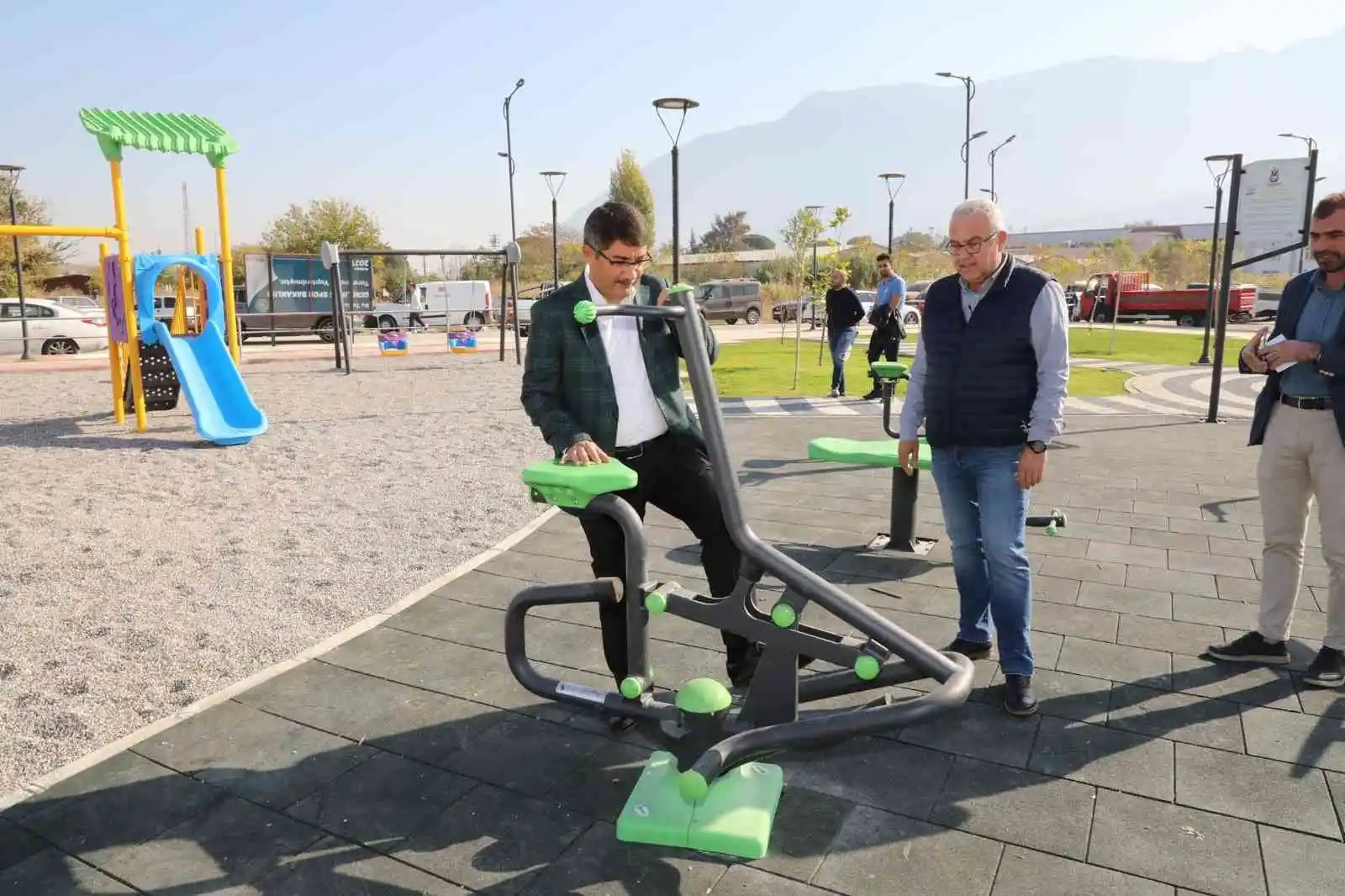Başkan Çelik gençler için yapılan parkı gençlerle birlikte açtı