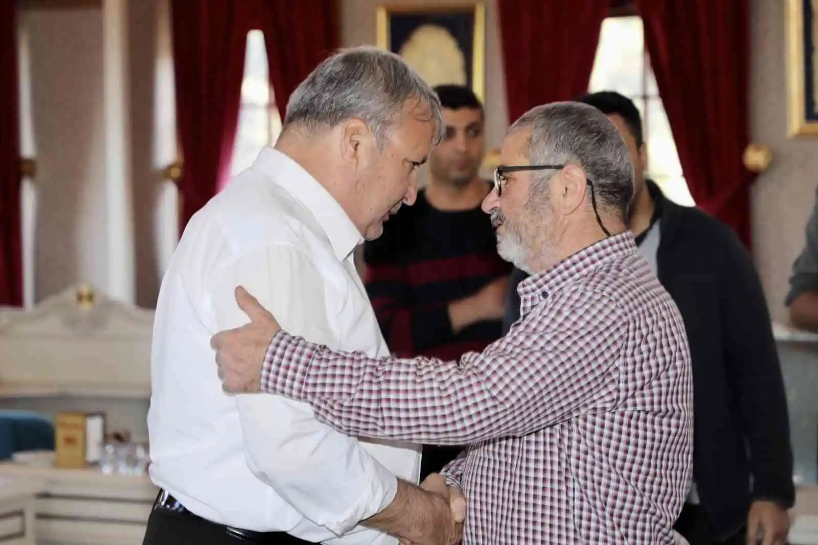 Başkan Çerçi taziyeleri kabul ediyor
