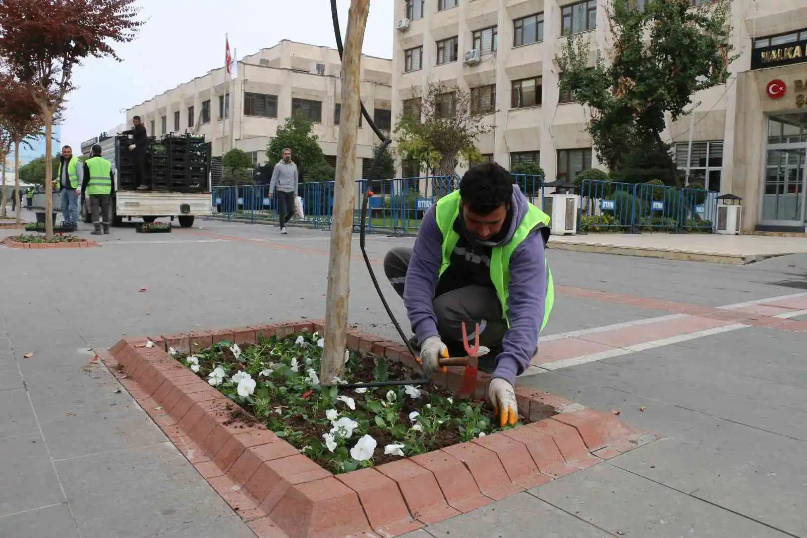 Batman’da cadde ve refüjler çiçeklerle süslendi
