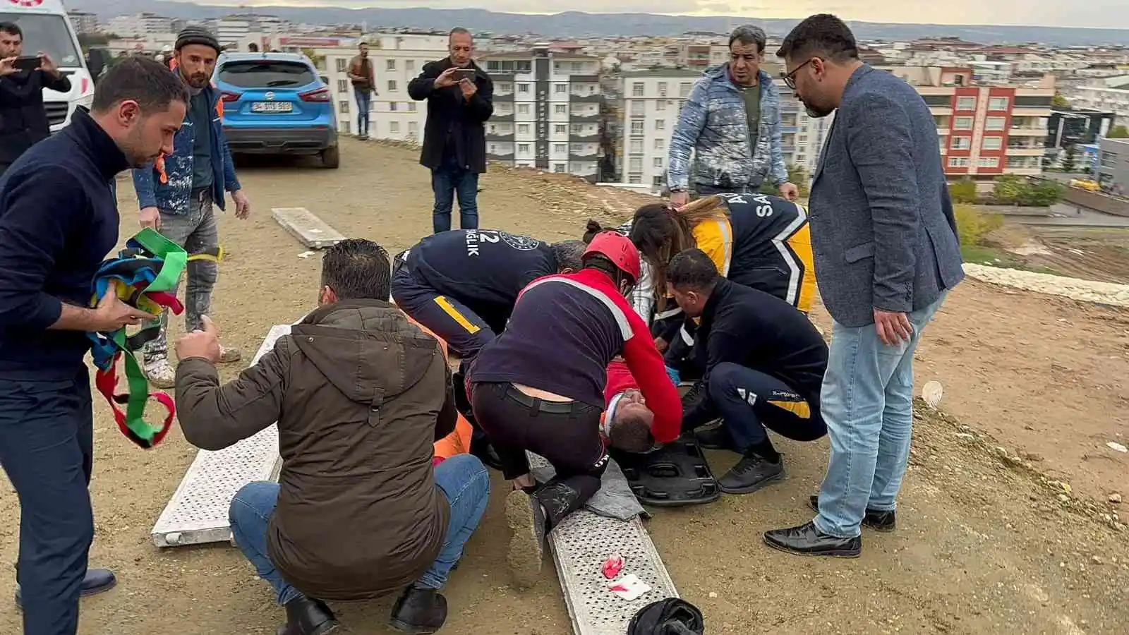 Batman'da cami külliyesi çöktü: 2'si ağır,14 yaralı