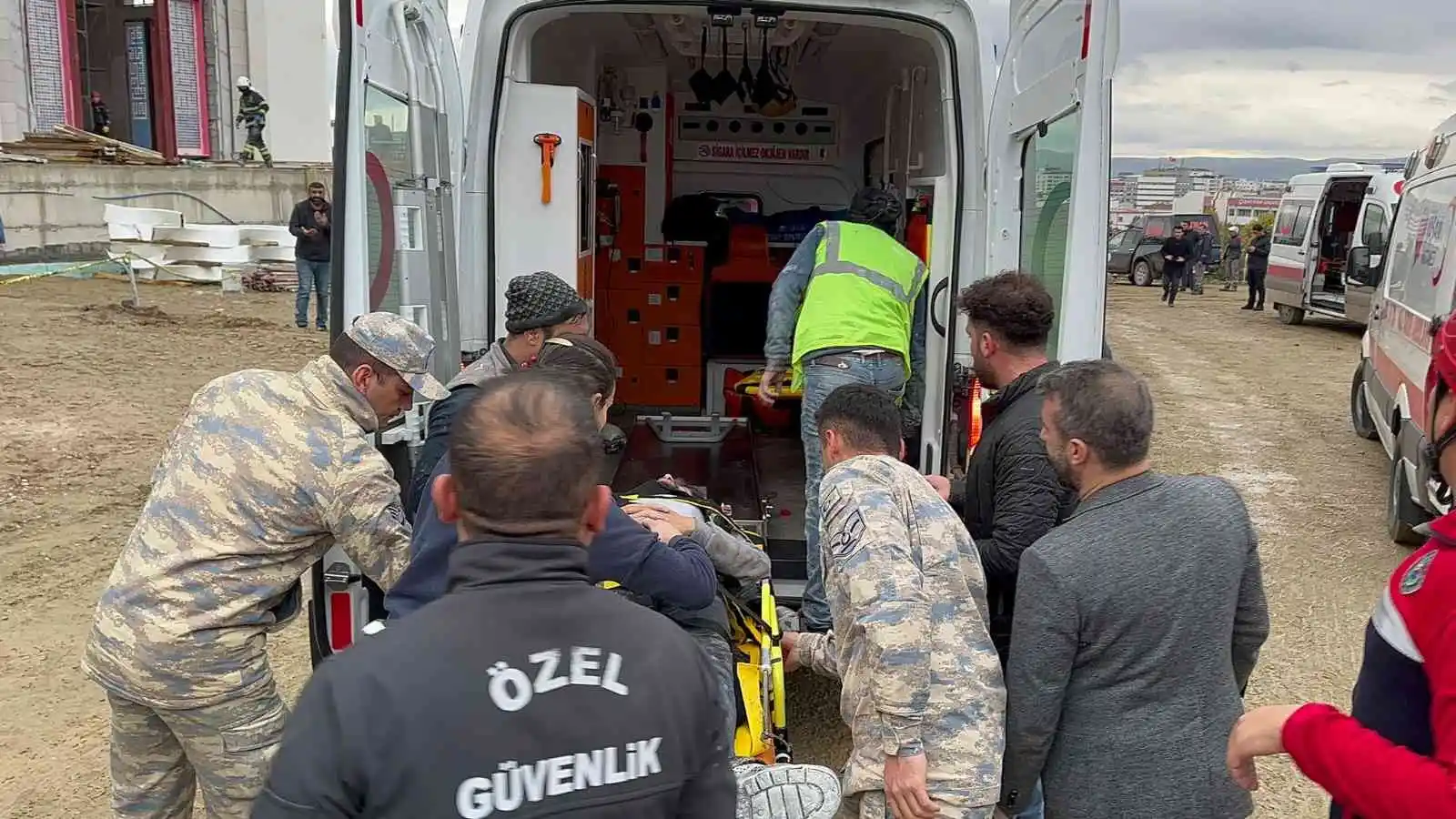 Batman’da cami külliyesi çöktü: 2’si ağır,14 yaralı