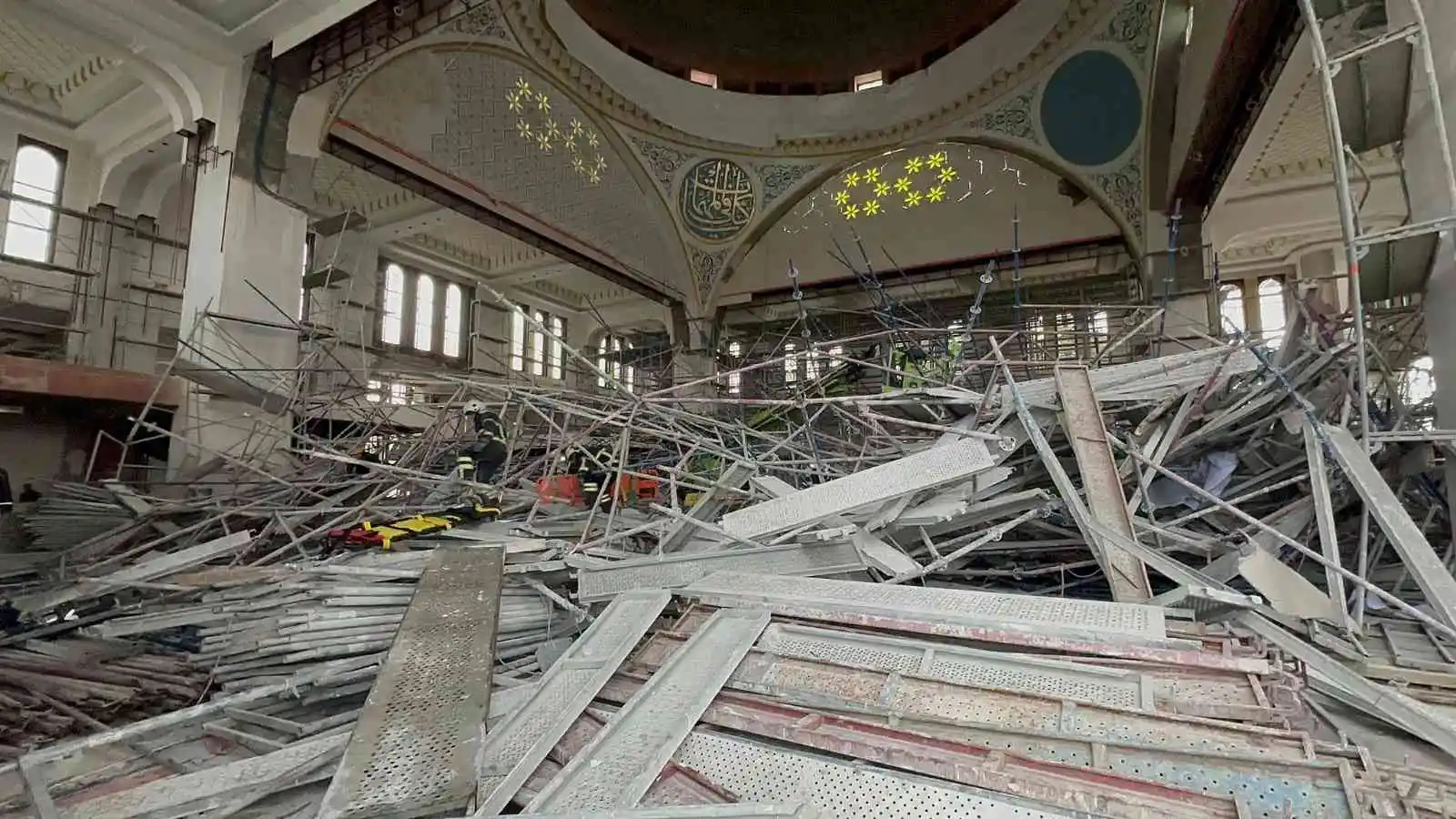 Batman’da cami külliyesi çöktü: 2’si ağır,14 yaralı