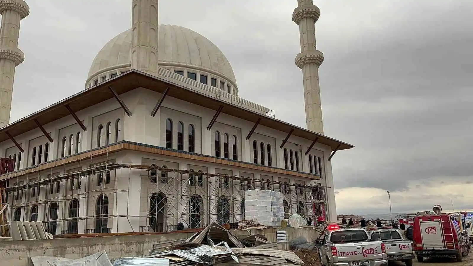 Batman’da cami külliyesi çöktü: 2’si ağır,14 yaralı