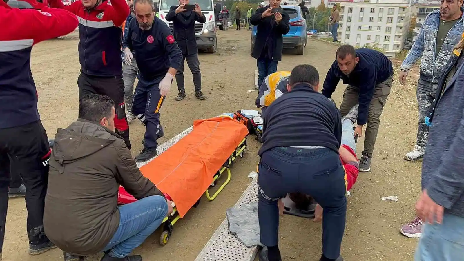 Batman’da cami külliyesi çöktü: 2’si ağır,14 yaralı