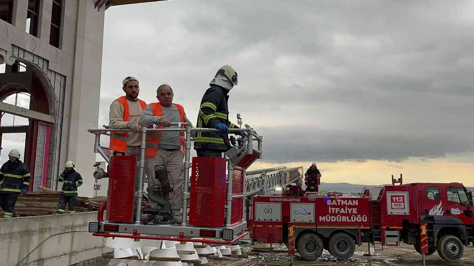 Batman’da cami külliyesi çöktü: 2’si ağır,14 yaralı