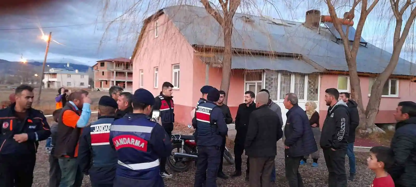 Bayburt'ta 2 gündür kayıp aranan genç samanlıkta bulundu
