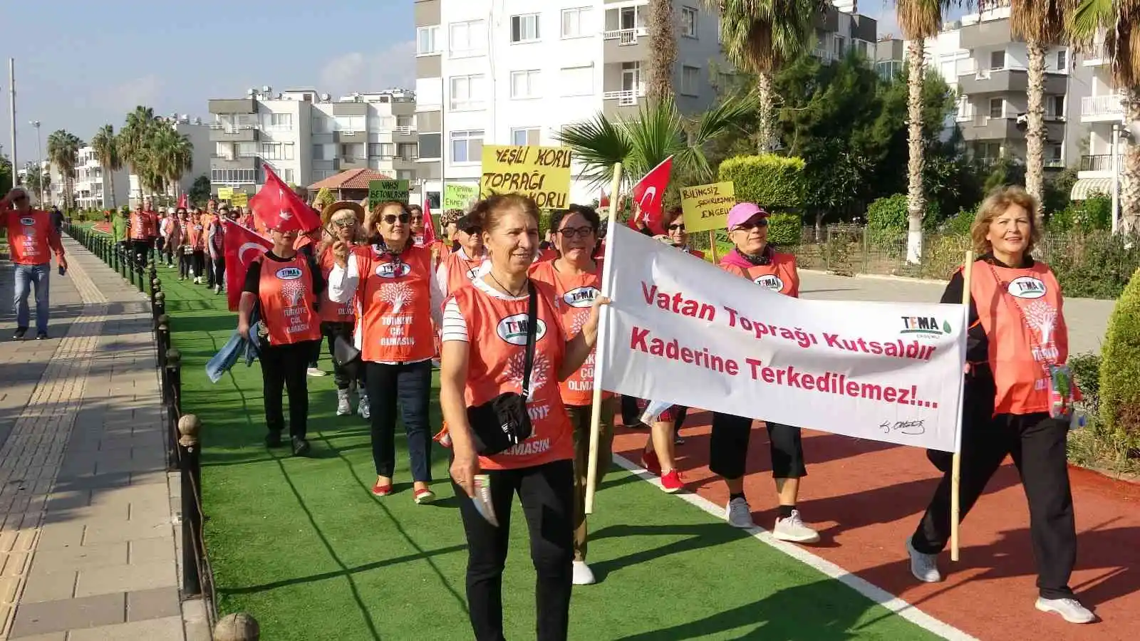 Bayraklı, sloganlı 'Toprağa Saygı' yürüyüşü