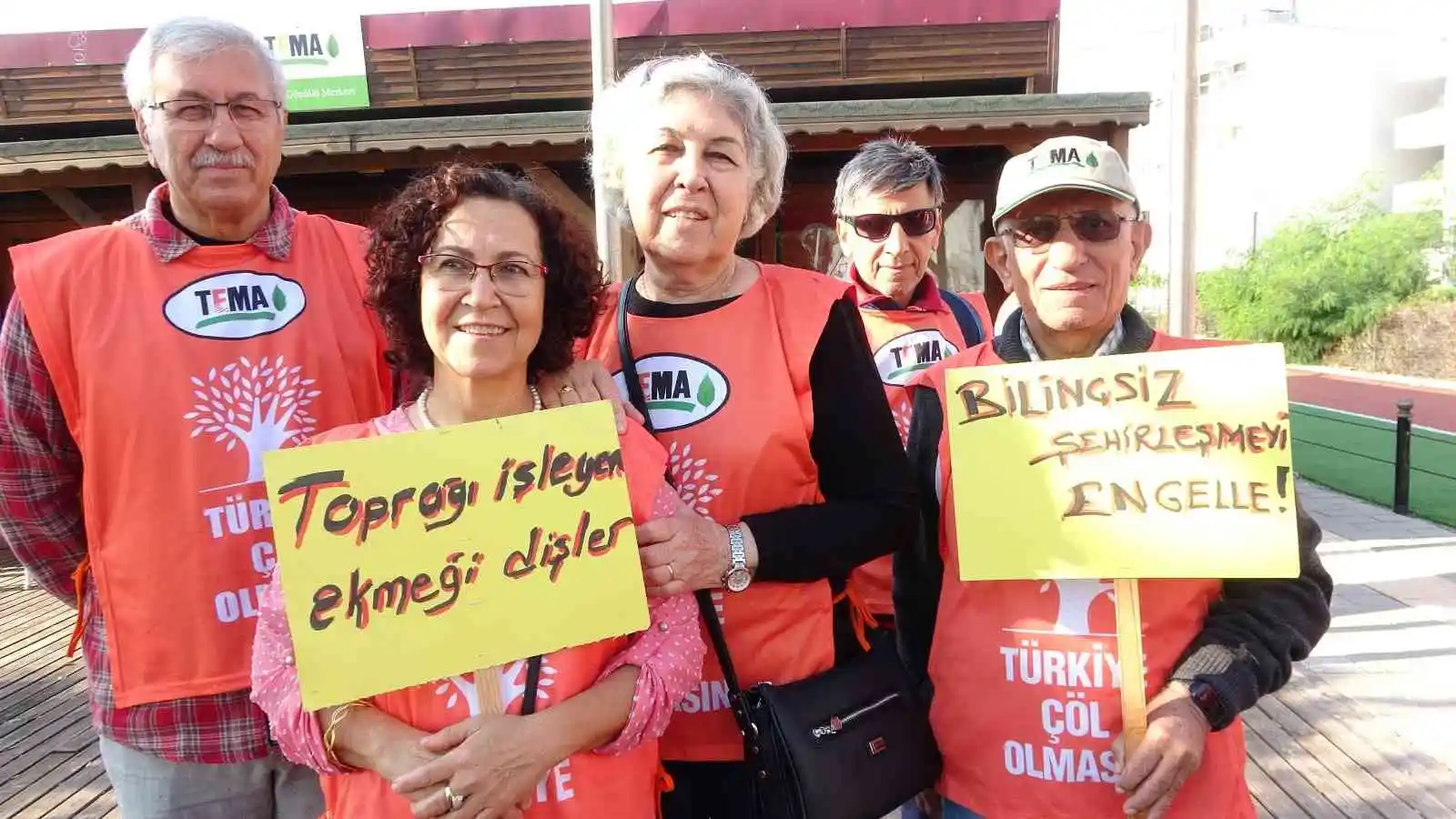 Bayraklı, sloganlı ’Toprağa Saygı’ yürüyüşü