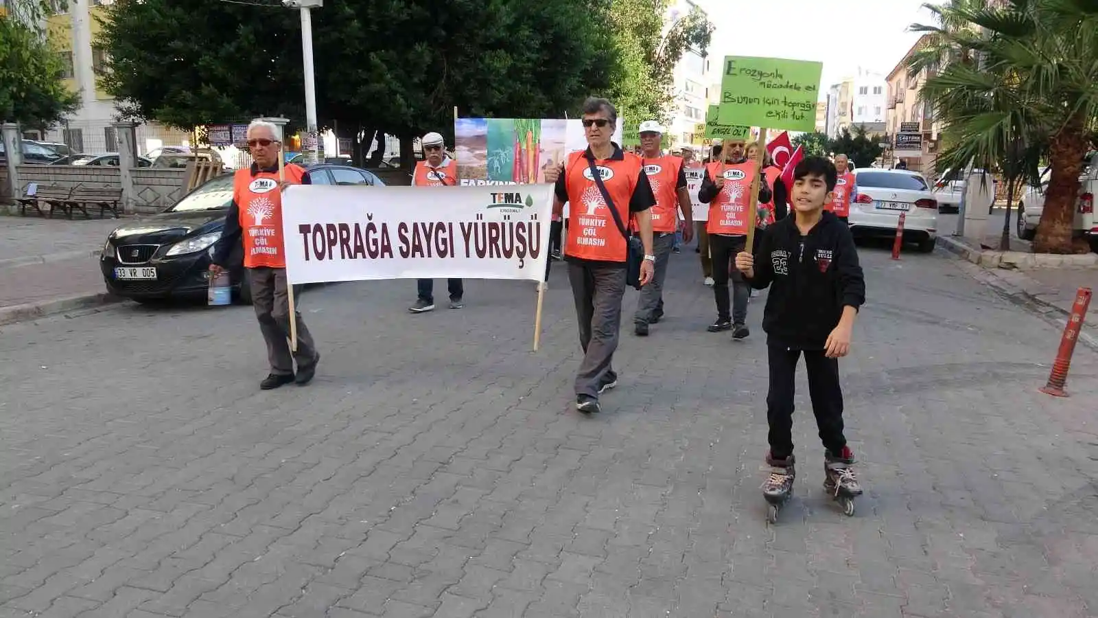 Bayraklı, sloganlı ’Toprağa Saygı’ yürüyüşü