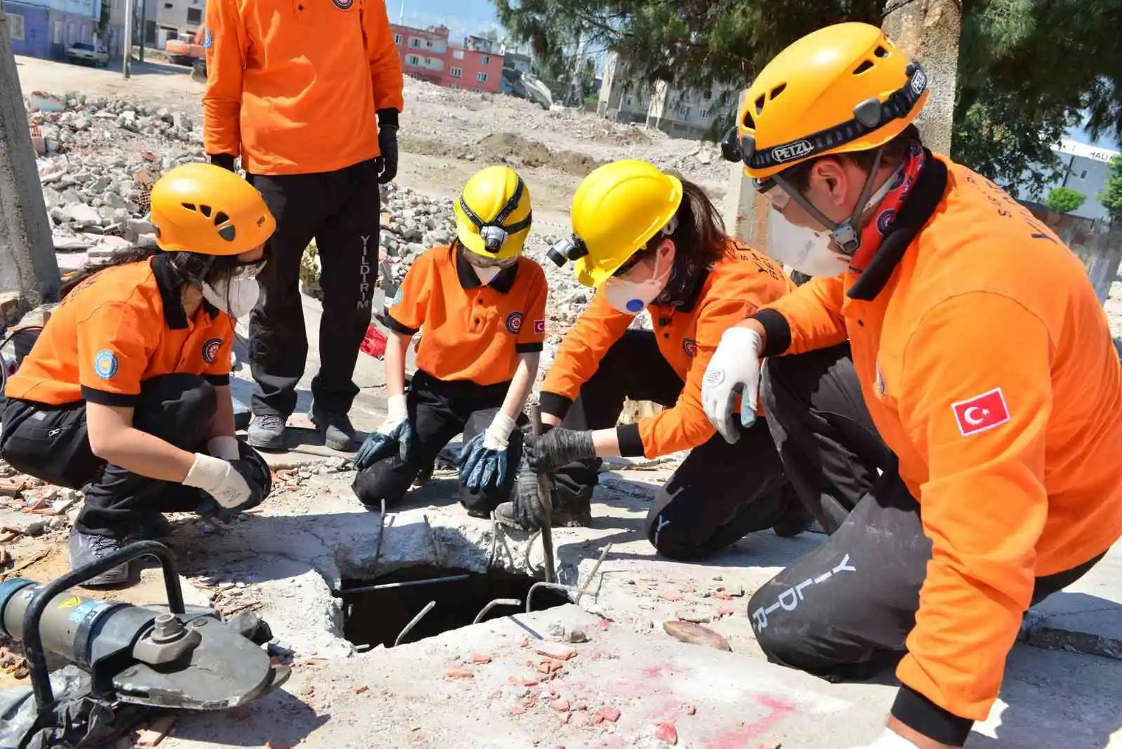 Belediye çalışanları arama kurtarma sertifikasını aldı