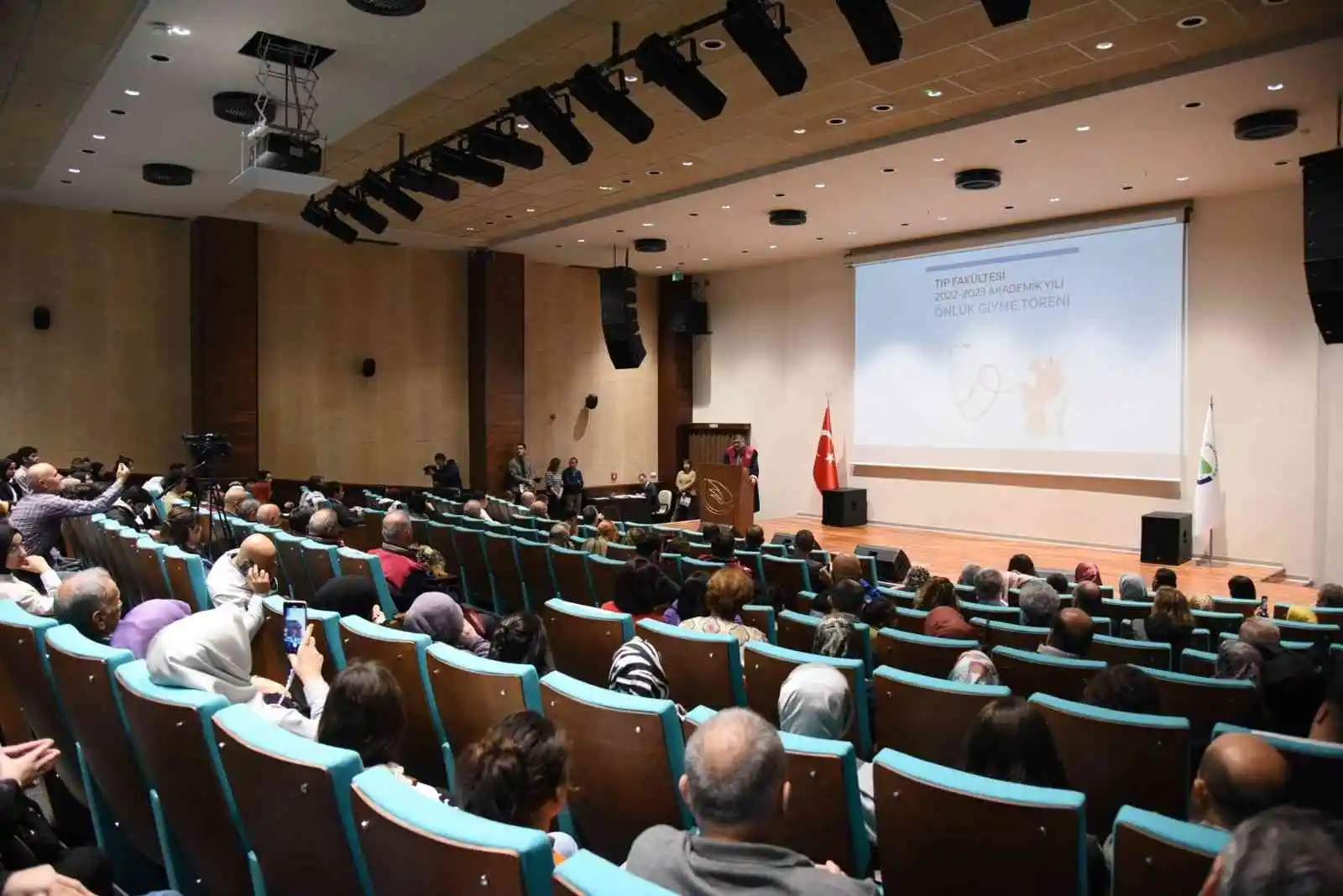 Beyaz önlüklerini giydiler