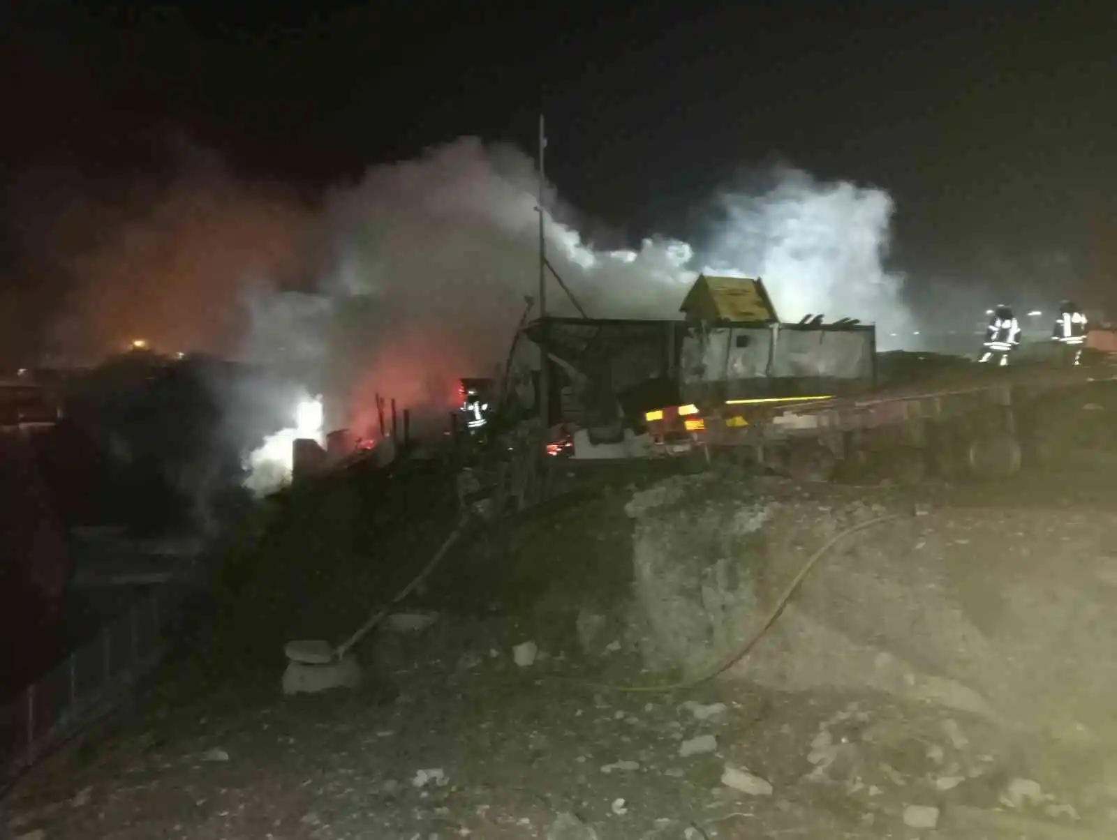 Beylikdüzü'nde tır parkında yangın: 4 tır kullanılamaz hale geldi
