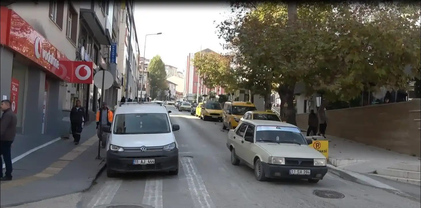 Bilecik'te yön tabelası olmayan cadde sürücülerin kafasını karıştırıyor