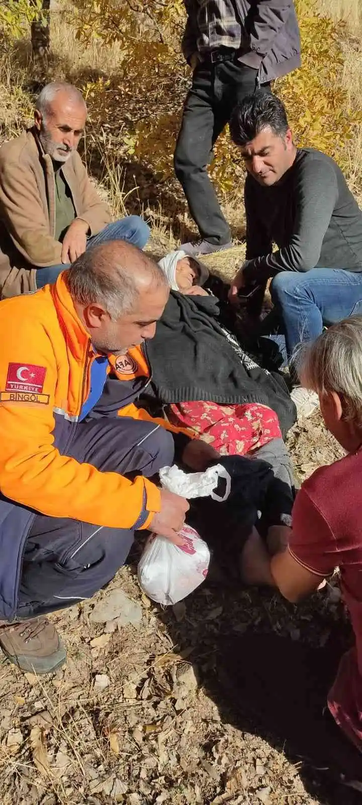 Bingöl'de kuşburnu toplanken kaybolan yaşlı kadın bulundu
