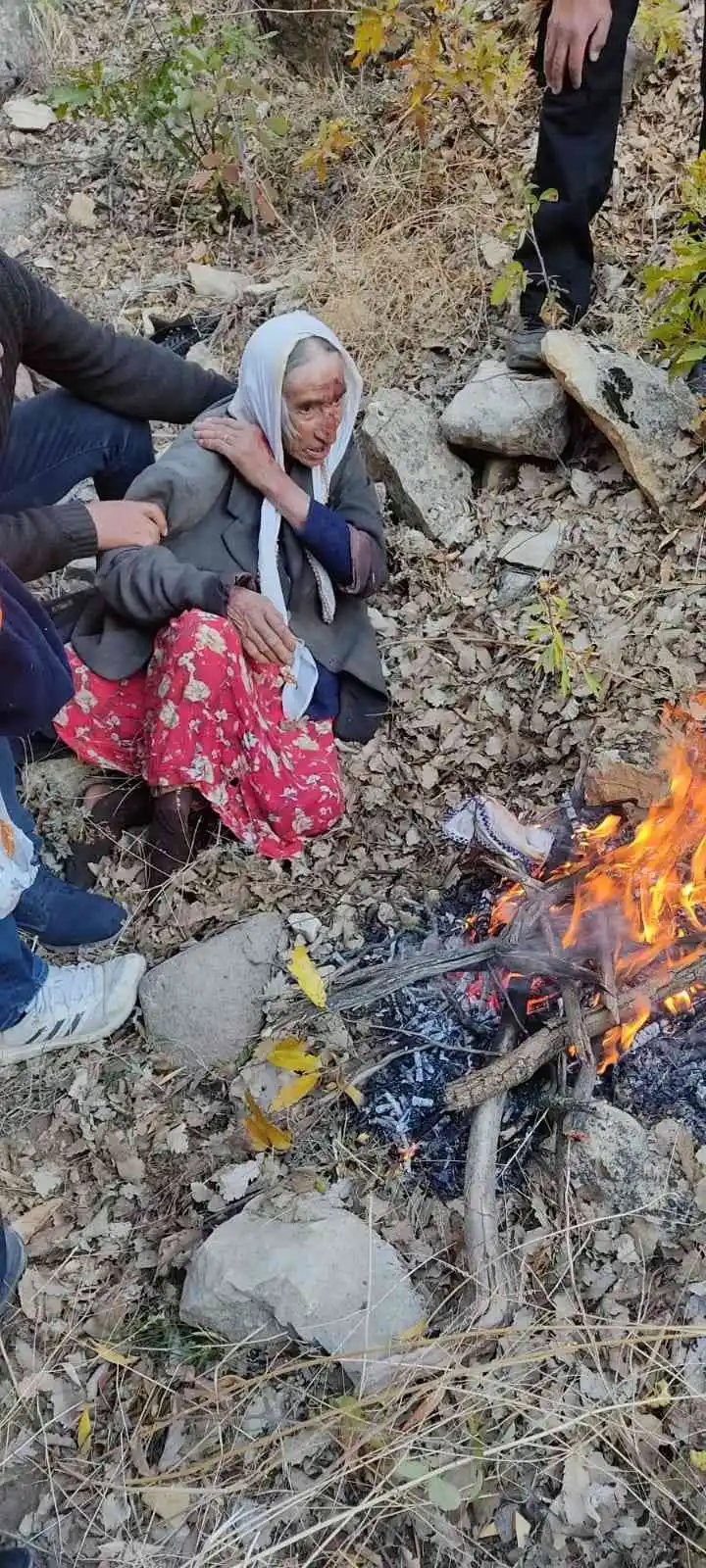 Bingöl’de kuşburnu toplanken kaybolan yaşlı kadın bulundu
