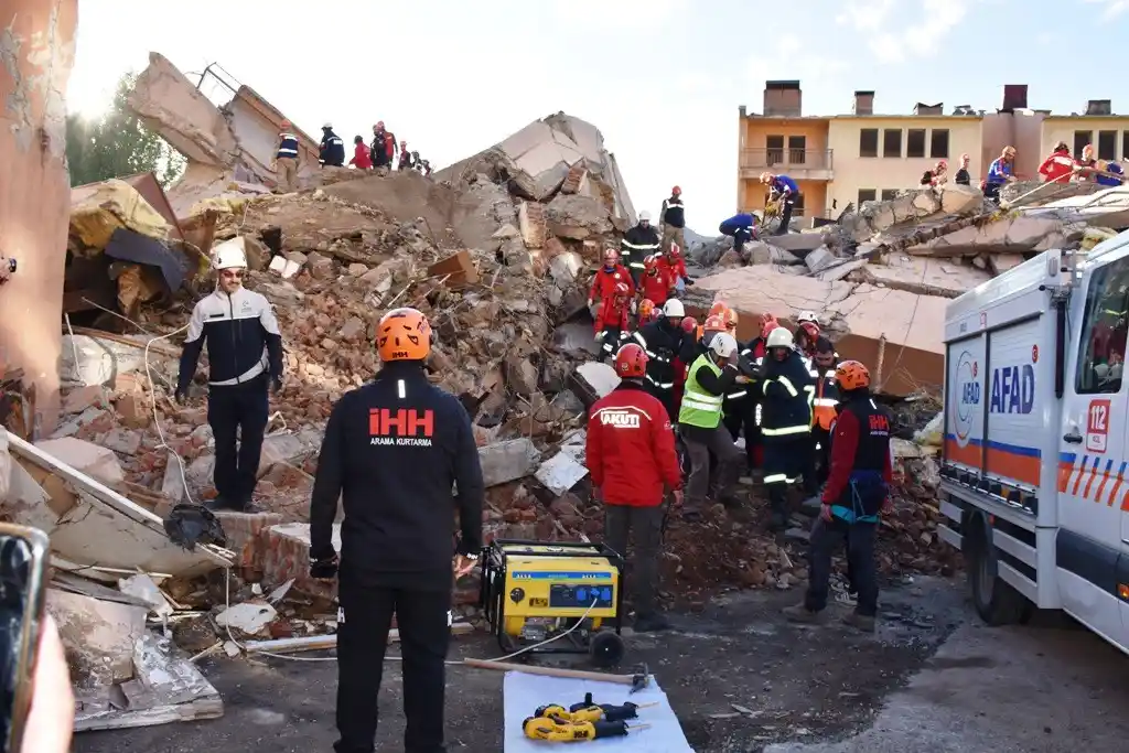 Bitlis’te 250 kişinin katıldığı deprem tatbikatı yapıldı
