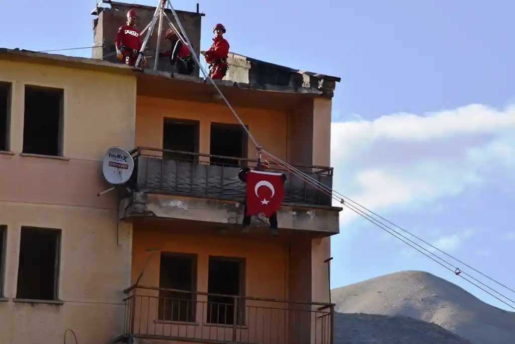 Bitlis’te 250 kişinin katıldığı deprem tatbikatı yapıldı
