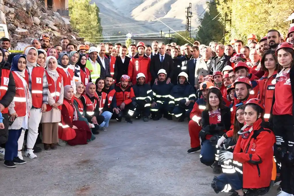 Bitlis’te 250 kişinin katıldığı deprem tatbikatı yapıldı
