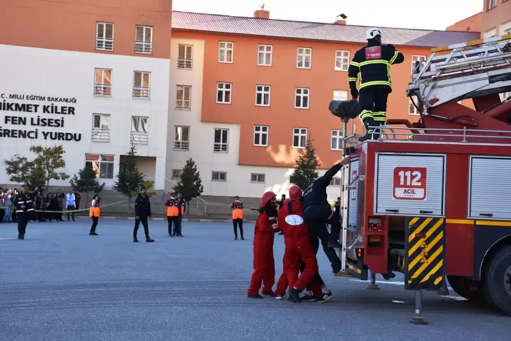 Bitlis’te 250 kişinin katıldığı deprem tatbikatı yapıldı
