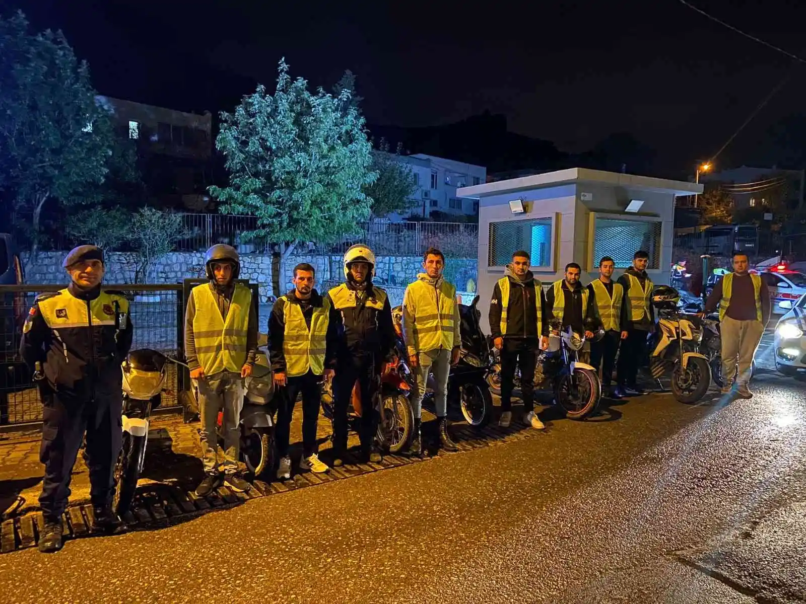 Bodrum'da 85 sürücüye reflektörlü yelek dağıtıldı
