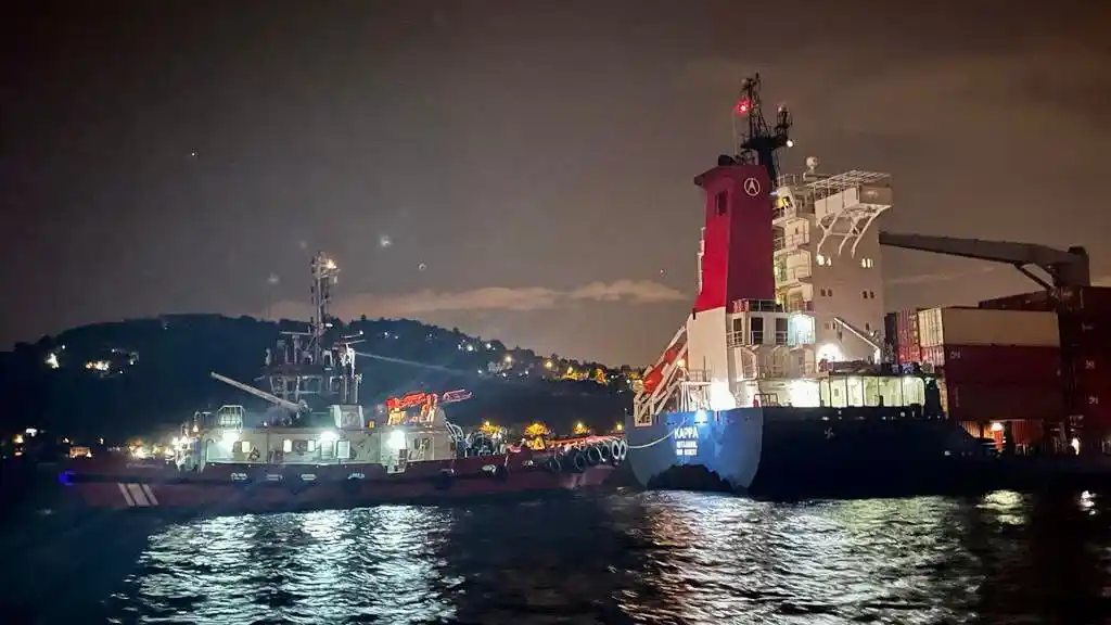 Boğaz'da konteyner gemisi arıza yaptı: Gemi trafiği askıya alındı