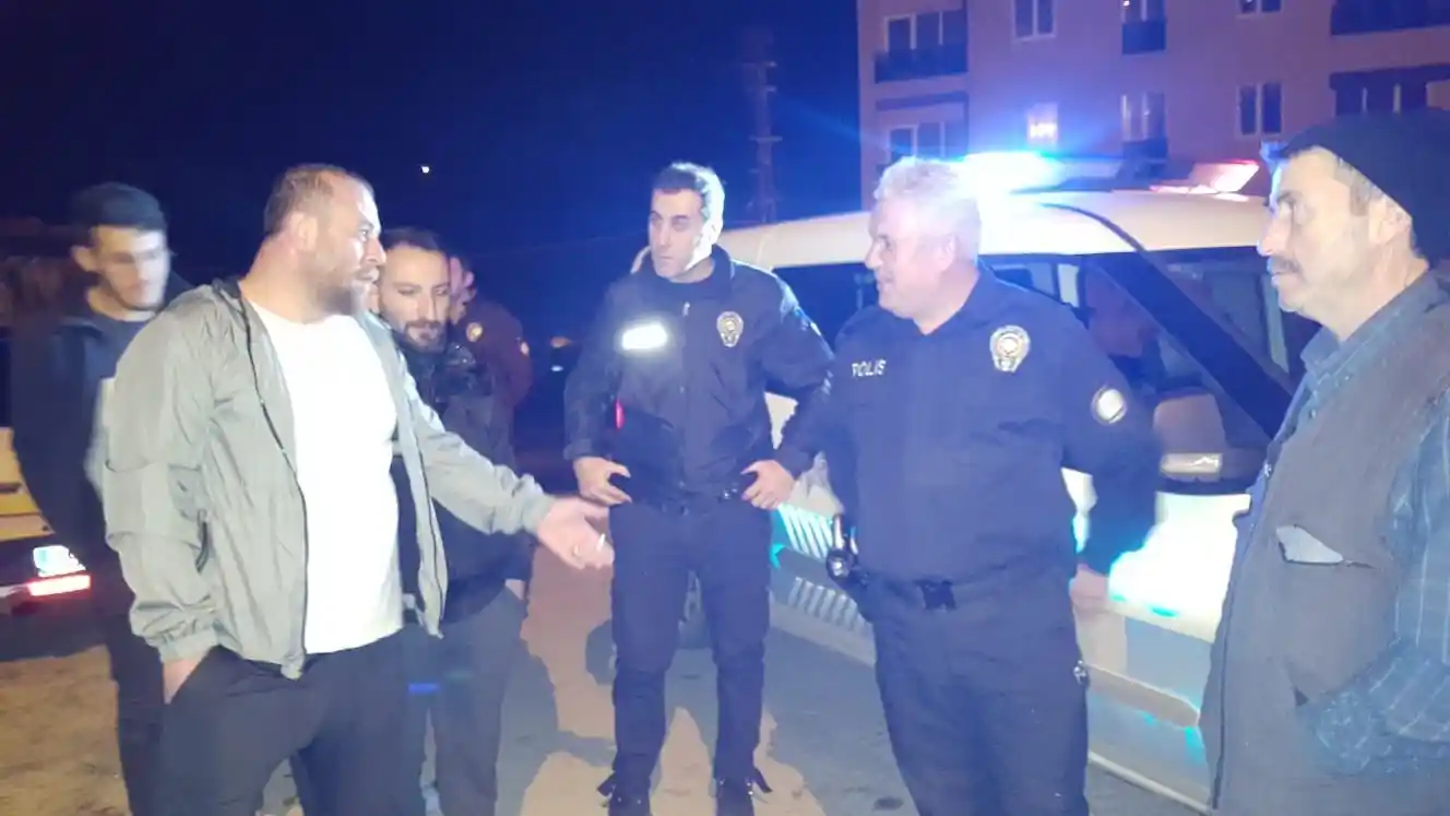 Borçka'da ilçe merkezine inen ayı paniğe neden oldu