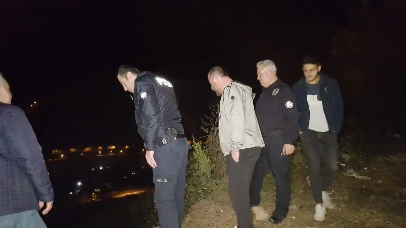 Borçka’da ilçe merkezine inen ayı paniğe neden oldu
