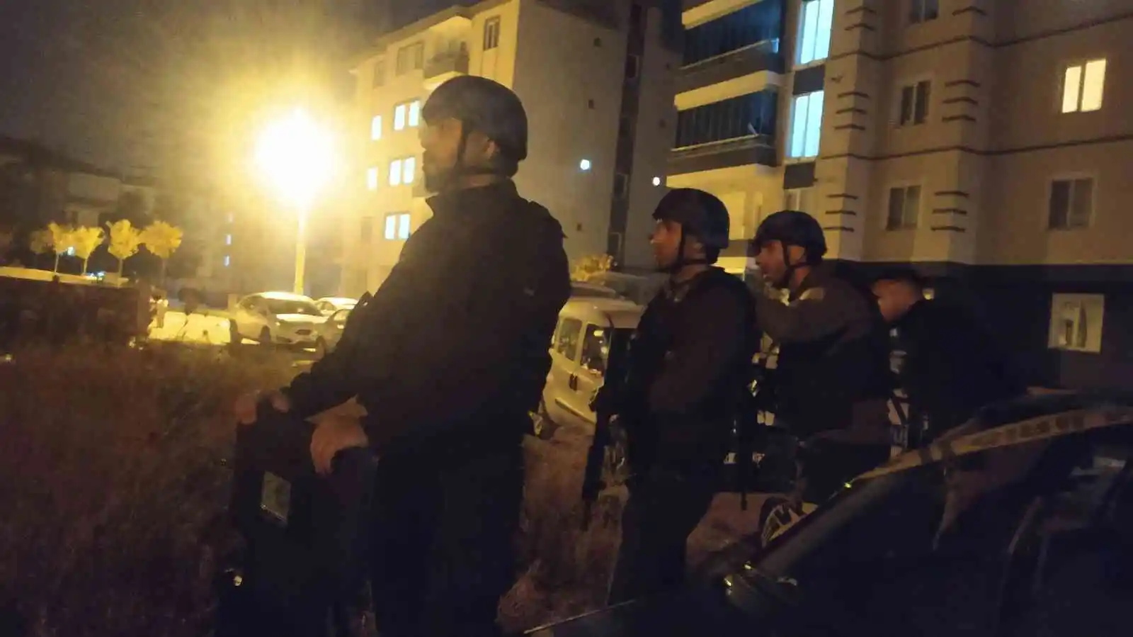 Boşandığı eşi ile ailesini rehin aldı