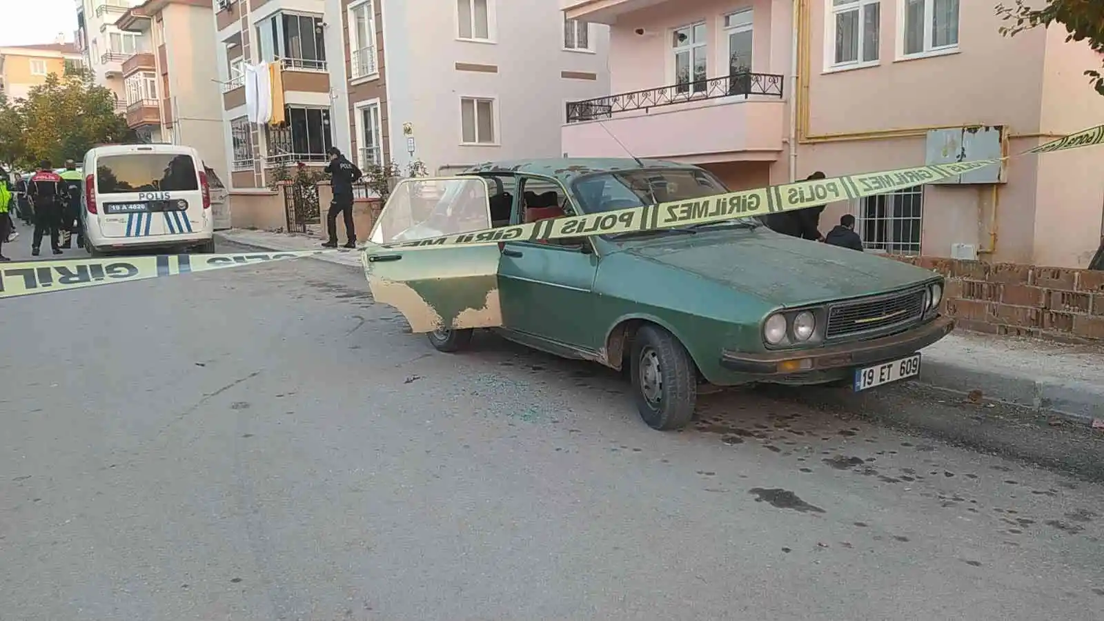 Boşandığı eşi ile ailesini rehin aldı