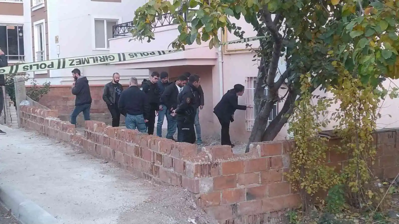 Boşandığı eşi ile ailesini rehin aldı