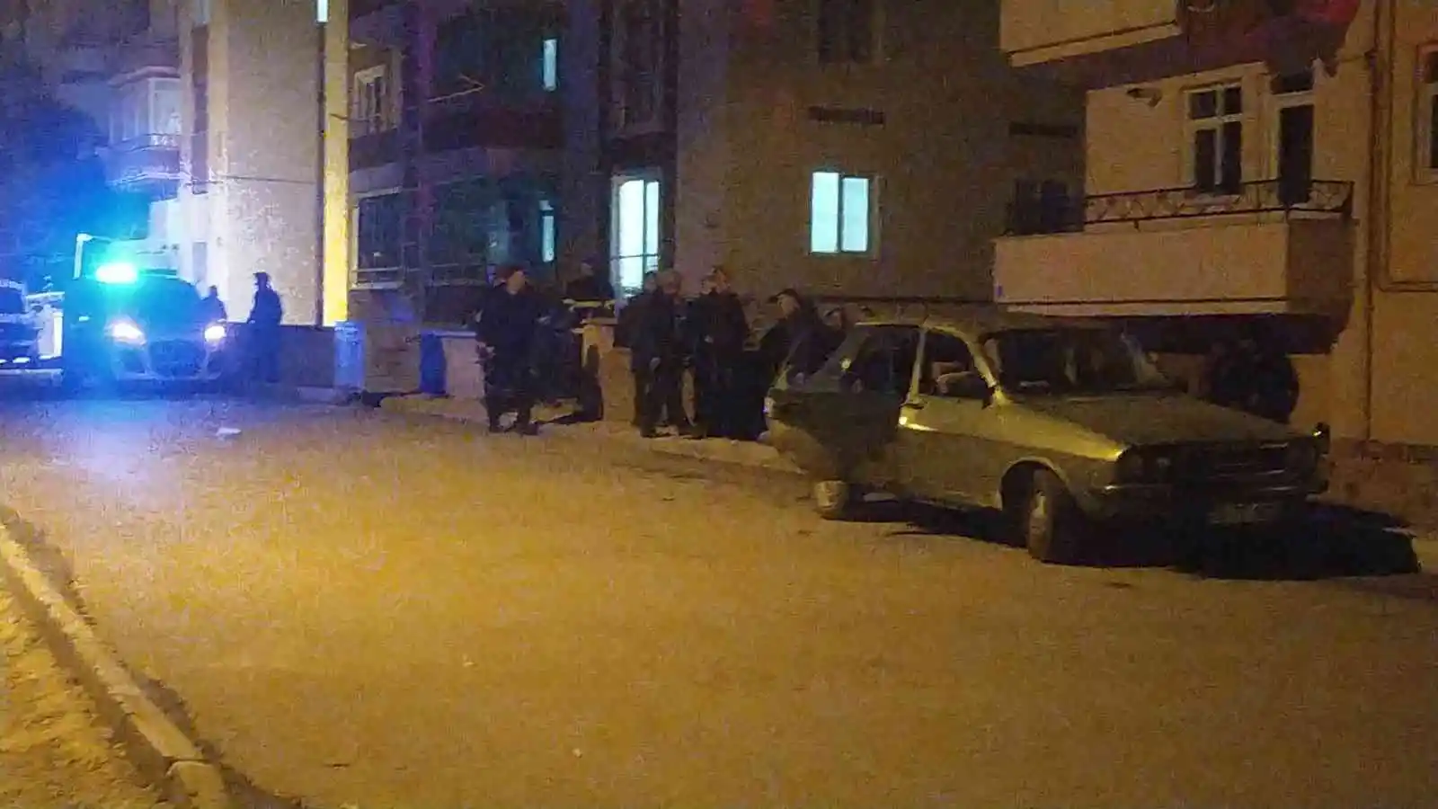 Boşandığı eşi ile ailesini rehin aldı