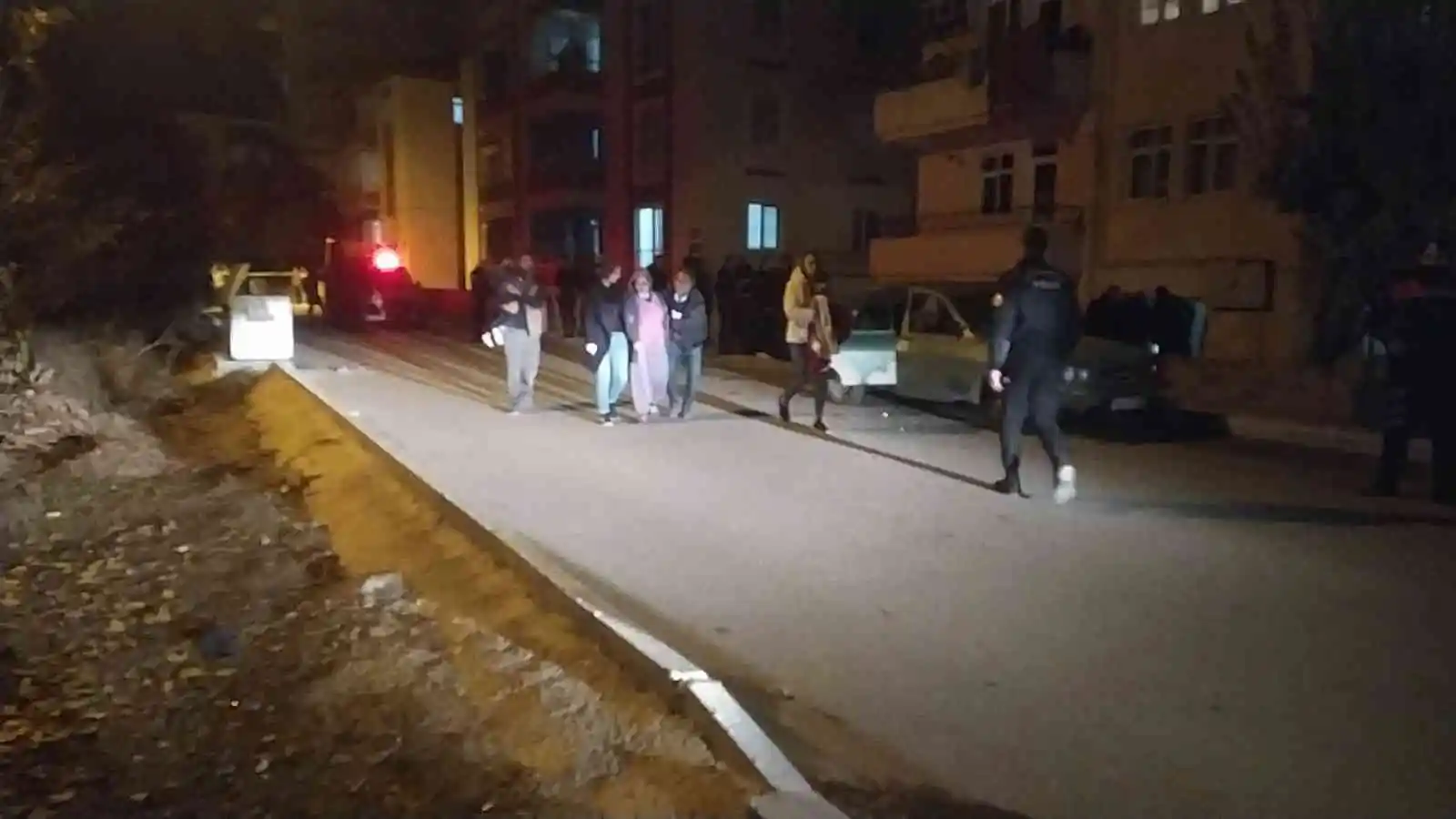 Boşandığı eşi ile ailesini rehin aldı