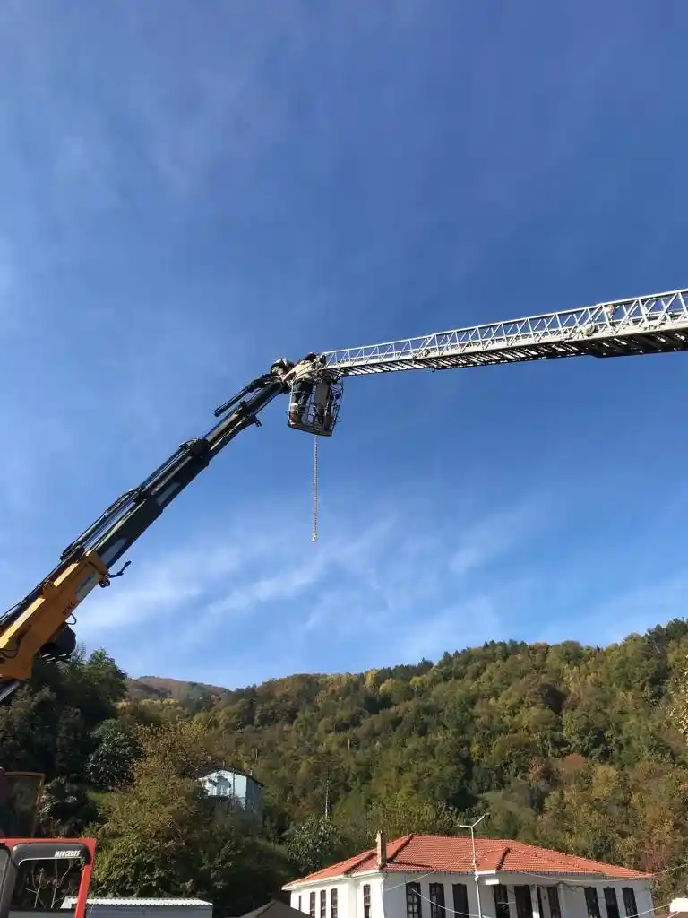 Bozulan vincin tepesinde mahsur kaldı, itfaiye ekipleri merdivenle kurtardı
