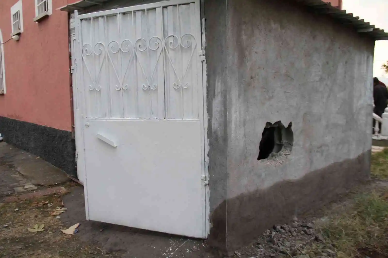 Bu kadarına da pes dedirten hırsızlık: Kamyonla köye gelen hırsızlar 15 evi talan etti
