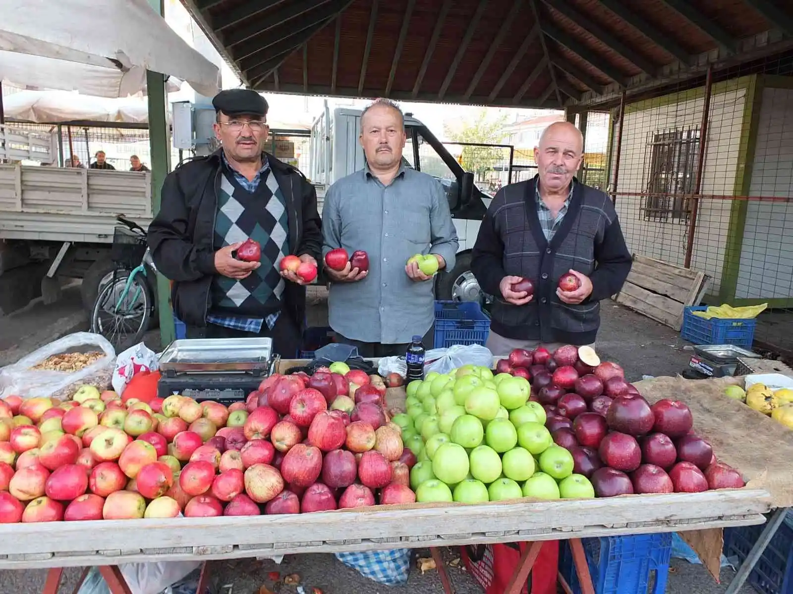 Burhaniye’de organik ürünler çiftçileri sevindirdi