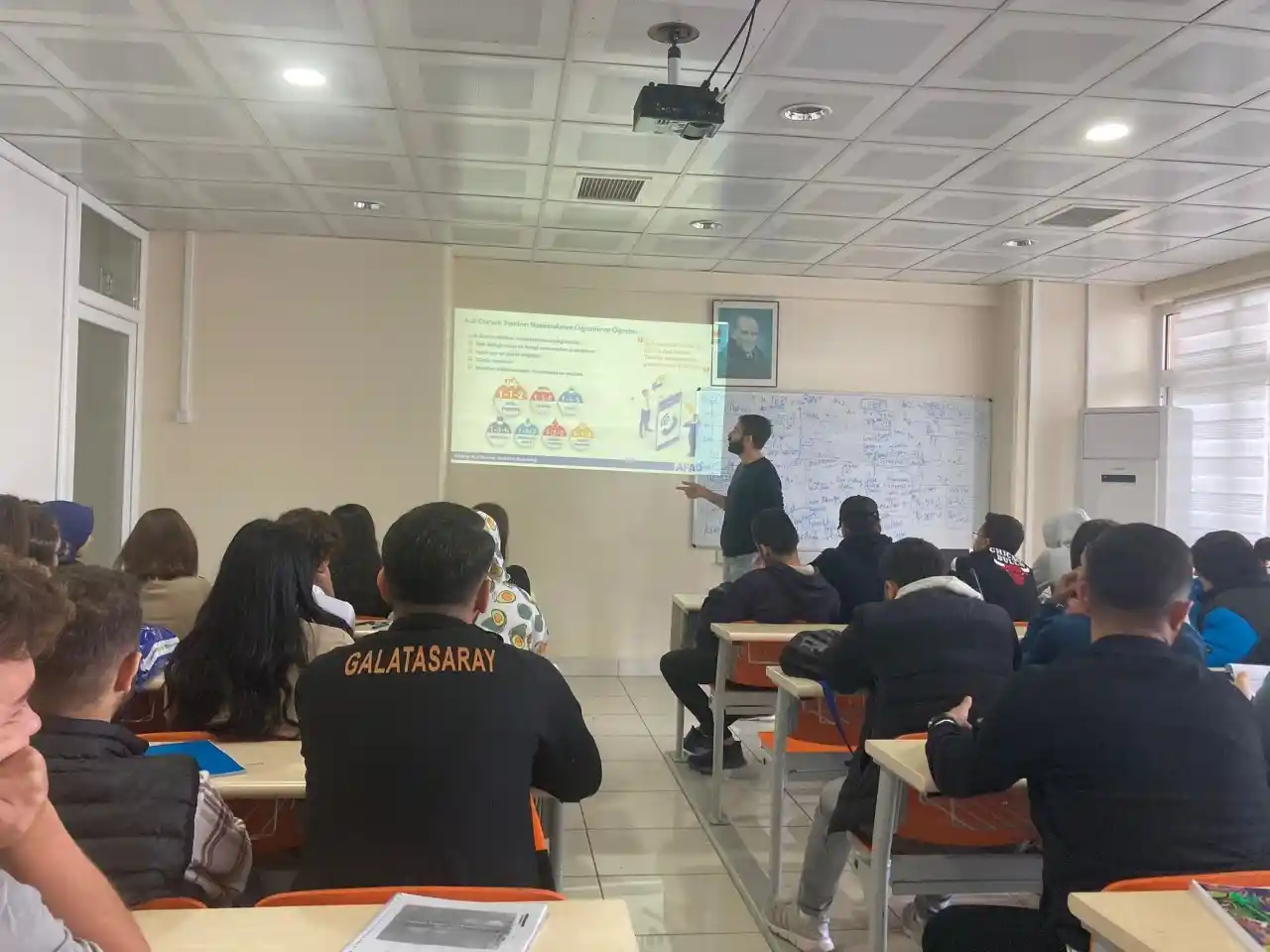 Burhaniye MYO'da afet ve acil durum eğitimi verildi