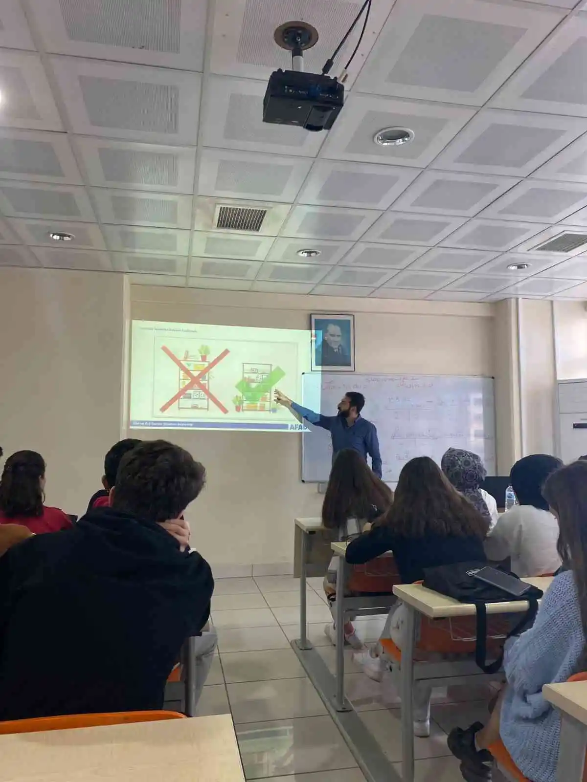 Burhaniye MYO’da afet ve acil durum eğitimi verildi