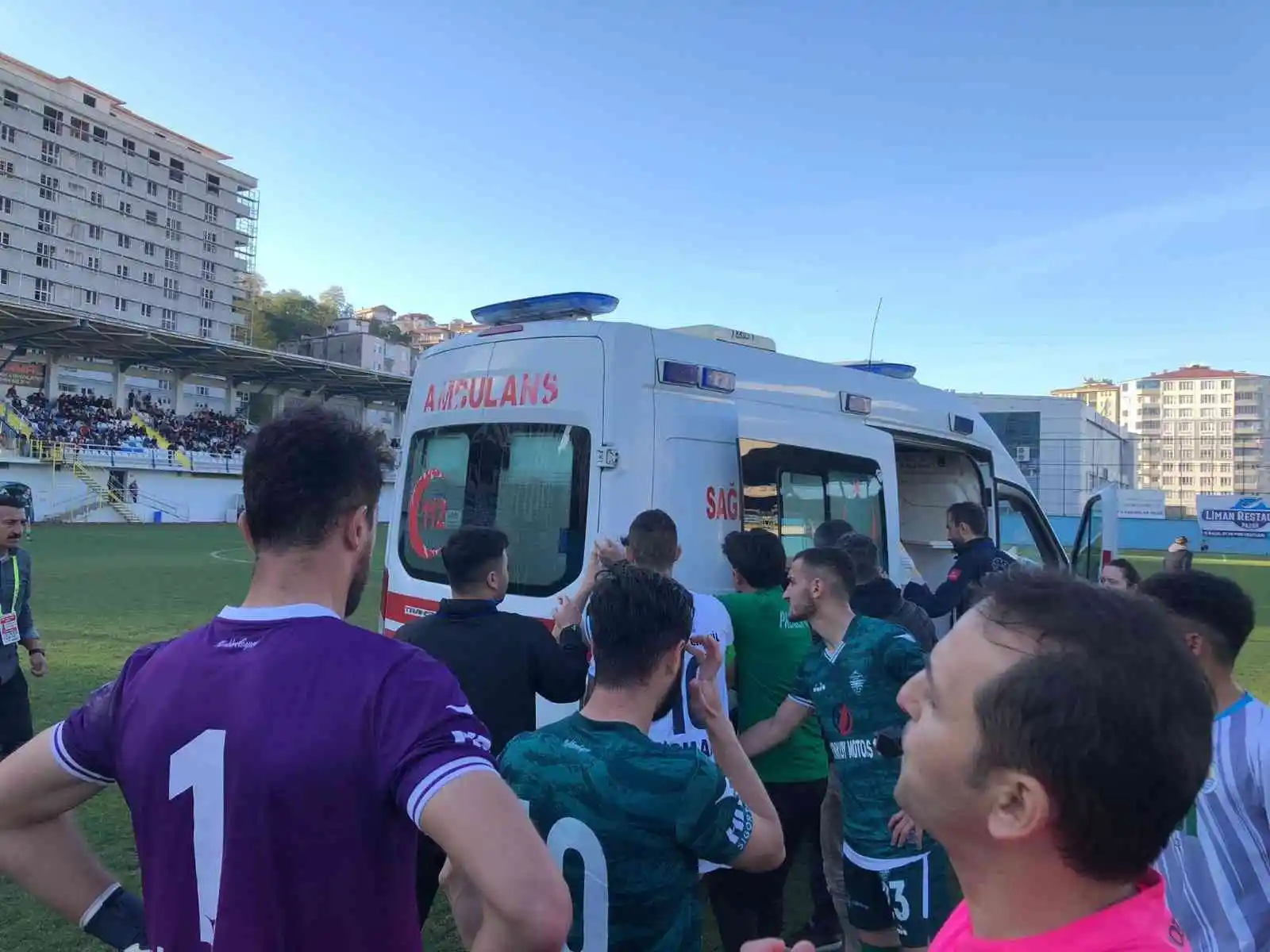 Burnu kırılan futbolcu sahadan ambulans ile çıkartıldı