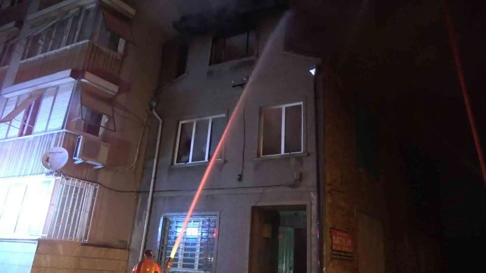 Bursa'da 3 katlı müstakil ev alev alev yandı
