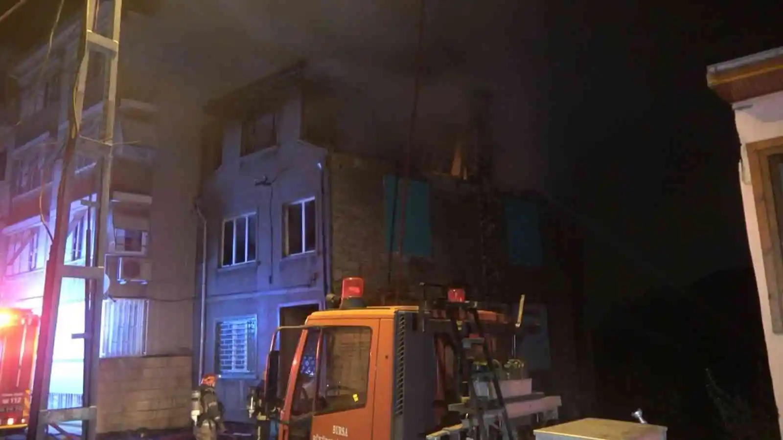 Bursa’da 3 katlı müstakil ev alev alev yandı
