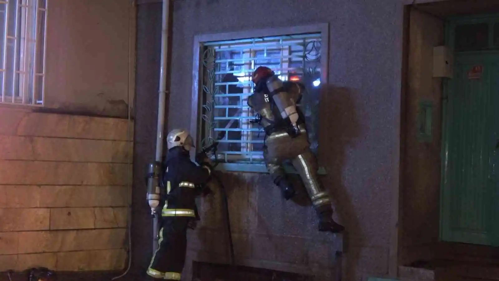 Bursa’da 3 katlı müstakil ev alev alev yandı
