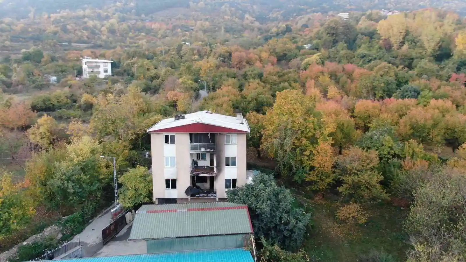 Bursa’da 8’i çocuk 9 kişiye mezar olan ev dron ile havadan görüntülendi
