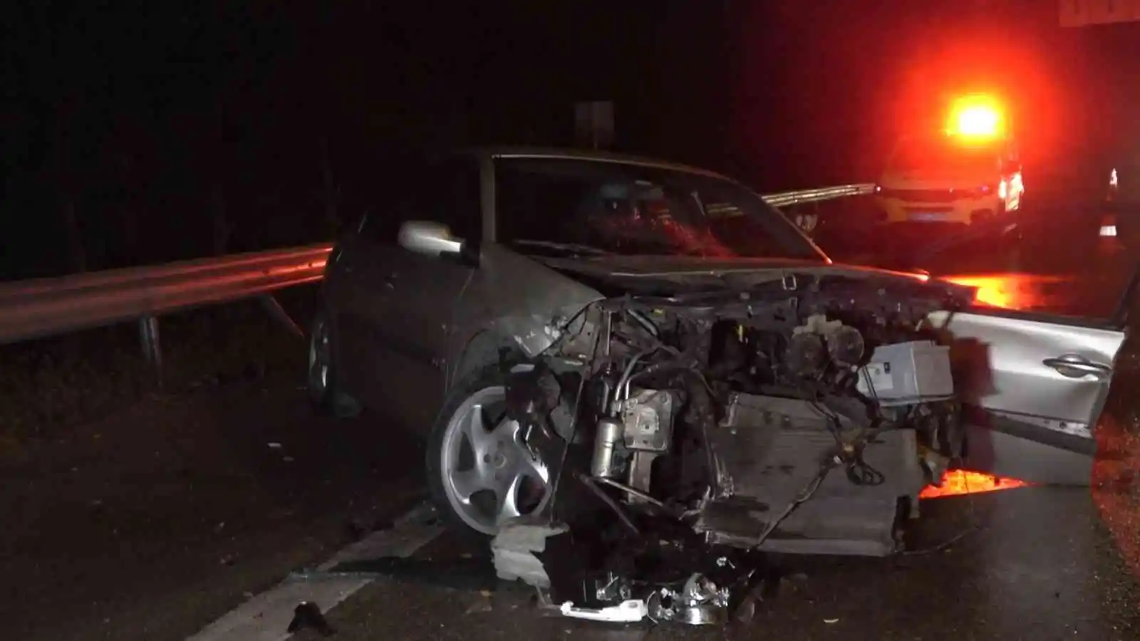 Bursa'da bariyerlere vuran otomobile arkadan gelen TIR çarptı: 1'i ağır 2 yaralı